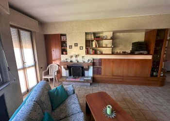 3 Locali piano primo Soggiorno con camino - Casa indipendente Brenna - foto 69