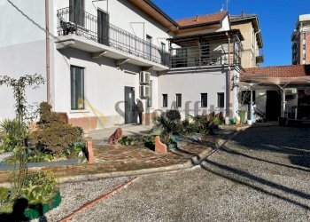esterno / retro - Commercial Premises Gallarate - photo 14