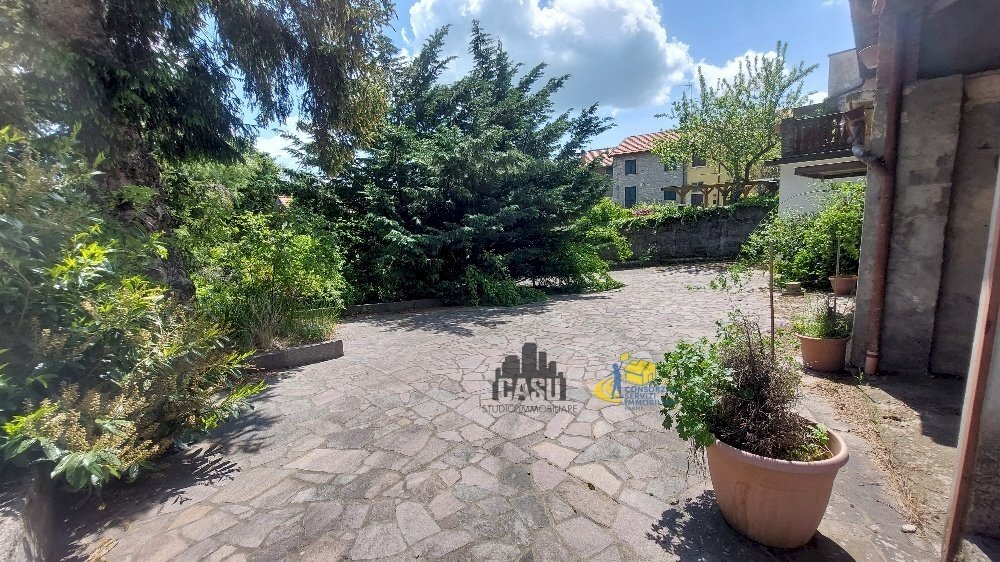 Cortile est 51-97-9-11d - Villa Trifamiliare Strada del Monte Caio Musiara, Tizzano Val Parma - foto 3