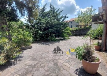 Cortile est 51-97-9-11d - Villa Trifamiliare Strada del Monte Caio Musiara, Tizzano Val Parma - foto 3