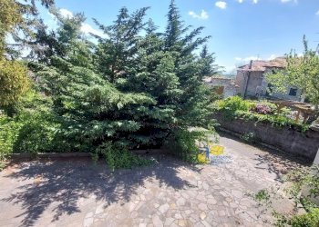Cortile est 51-97-9-11b - Villa Trifamiliare Strada del Monte Caio Musiara, Tizzano Val Parma - foto 4