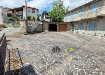 Cortile ovest b - Villa Trifamiliare Strada del Monte Caio Musiara, Tizzano Val Parma - foto 5