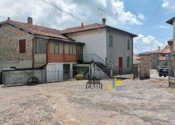 Esterno ovest - Villa Trifamiliare Strada del Monte Caio Musiara, Tizzano Val Parma - foto 6