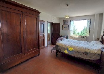 Camera1 51-97-9b - Villa Trifamiliare Strada del Monte Caio Musiara, Tizzano Val Parma - foto 27