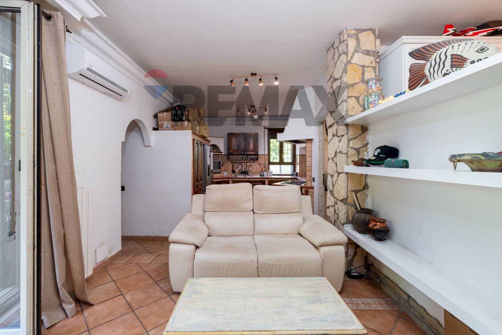 Soggiorno - Trilocale via Tarquinio Prisco
26, Guidonia Montecelio - foto 3