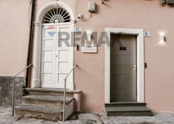 Scale - Independent house Piazza Umberto I
 
56/57, Motta Sant'Anastasia - photo 2