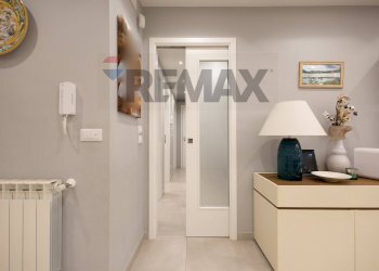 Hall / corridoio - Apartment via pompeo cisternazza
 
10, Mascalucia - photo 5