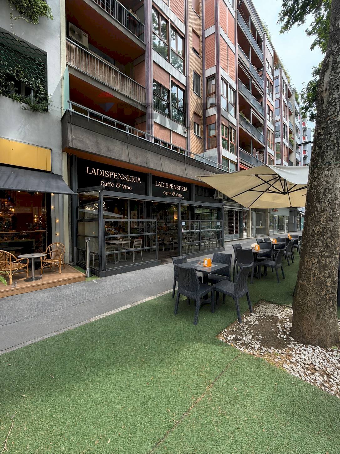 Edificio all\'aperto - Bar Tavola Calda - Fredda Via Luigi Sacco
5, Milano - foto 2