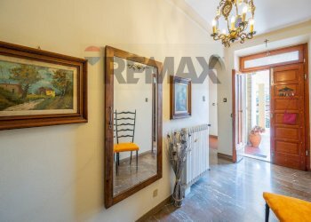 Hall / corridoio - Semi-detached house Nezzana
 
SNC, Bagnone - photo 20