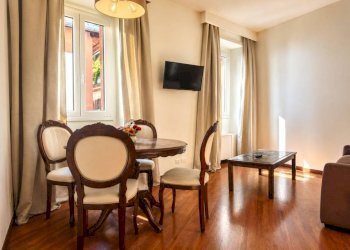Soggiorno - Bilocale via in Arcione, 70, Roma (zona Centro Storico) - foto 1