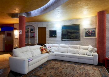 Salone - Appartamento via Giovanni Ghirardo, 33, Borgofranco d'Ivrea - foto 2
