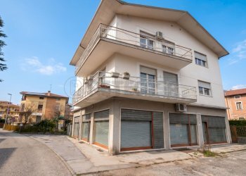 esterno - Commercial Premises Via Sabotino 1, Valdagno - photo 1