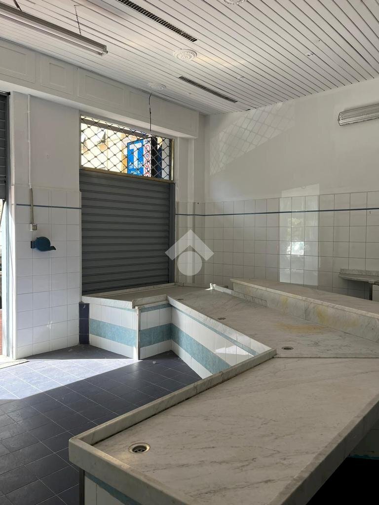 Negozio via vezzani, Genova (zona Rivarolo) - foto 1