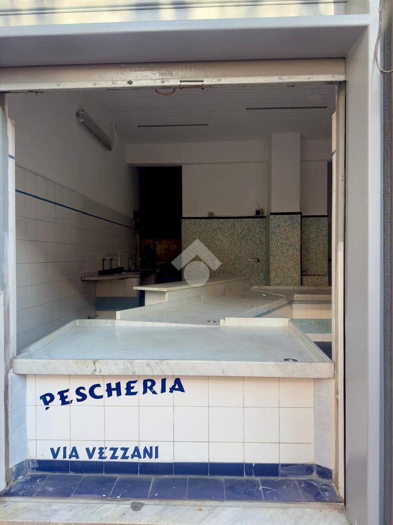 Negozio via vezzani, Genova (zona Rivarolo) - foto 1