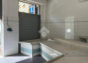 Negozio via vezzani, Genova (zona Rivarolo) - foto 1