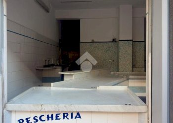 Negozio via vezzani, Genova (zona Rivarolo) - foto 1