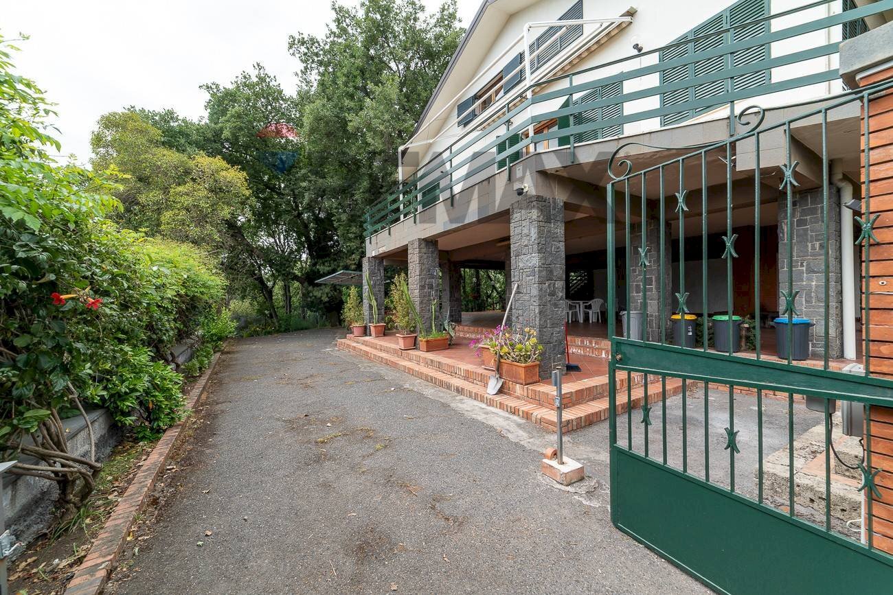 Edificio all\'aperto - Casa semi indipendente Via Cristaudo
 
33, Aci Sant'Antonio - foto 1