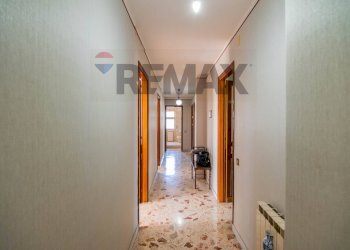 Hall / corridoio - Apartment Via Vincenzo Bellini
 
12, Mascalucia - photo 8