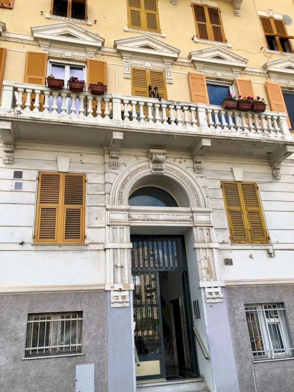 Facciata - Appartamento via Aldo Acquarone, 28, Genova (zona Castelletto) - foto 1