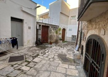 Cortile interno - Three-room apartment via Biagio Azzone, 2/a, Sannicandro di Bari - photo 16