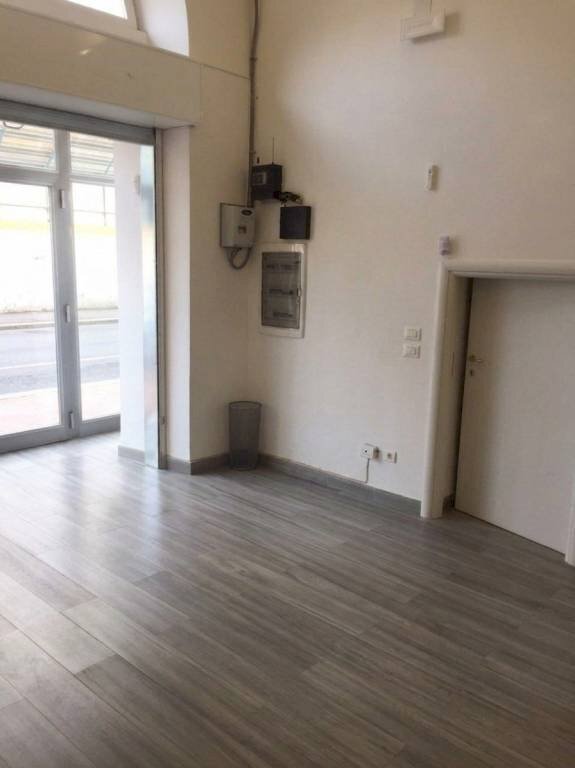 Interno non residenziale - Negozio via Domenico Acclavio, 51, Taranto - foto 3