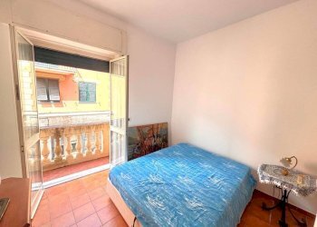 Camera da letto - Bilocale via Capolungo, Genova (zona Nervi) - foto 4