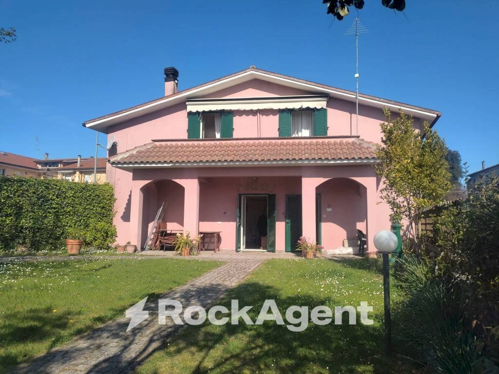 Facciata - Villa via Ten.Tito Mechilli, 3, Caprarola - photo 1