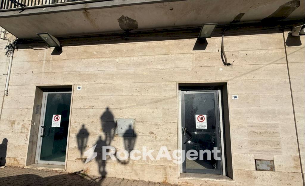 Facciata - Shop piazza Vittorio Emanuele, 18, Pietraperzia - photo 1