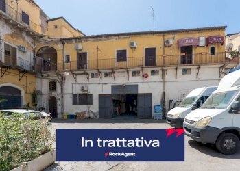 Facciata - Warehouse piazza Maravigna, 9, Catania - photo 1