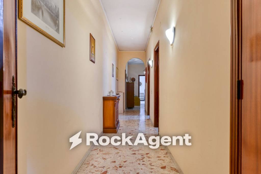 Corridoio - Four-room apartment via Roma, 25, Poggiomarino - photo 3