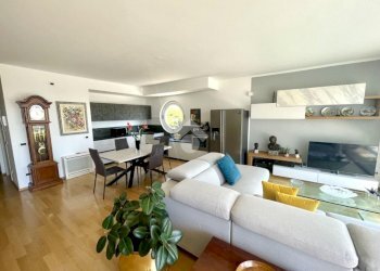 Three-room apartment Lungomare amerigo vespucci, Imperia - photo 19