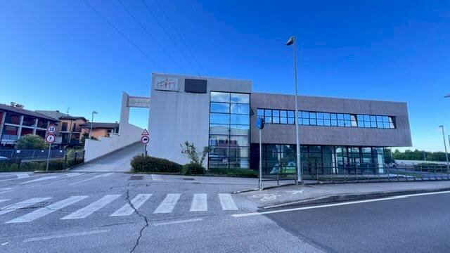 Shop via Don Giulio Carminati, Boltiere - photo 1