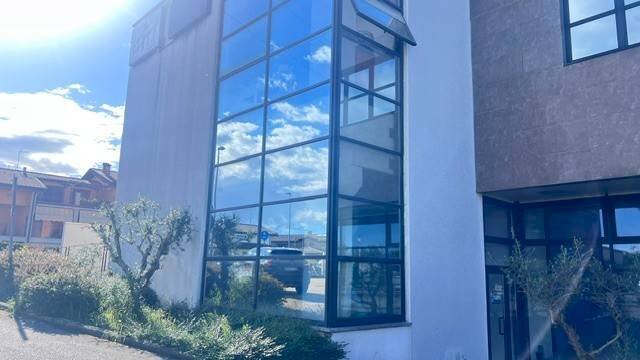Shop via Don Giulio Carminati, Boltiere - photo 1