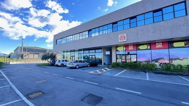 Shop via Don Giulio Carminati, Boltiere - photo 1