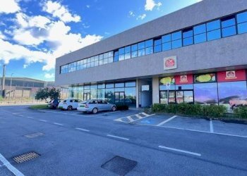 Shop via Don Giulio Carminati, Boltiere - photo 1
