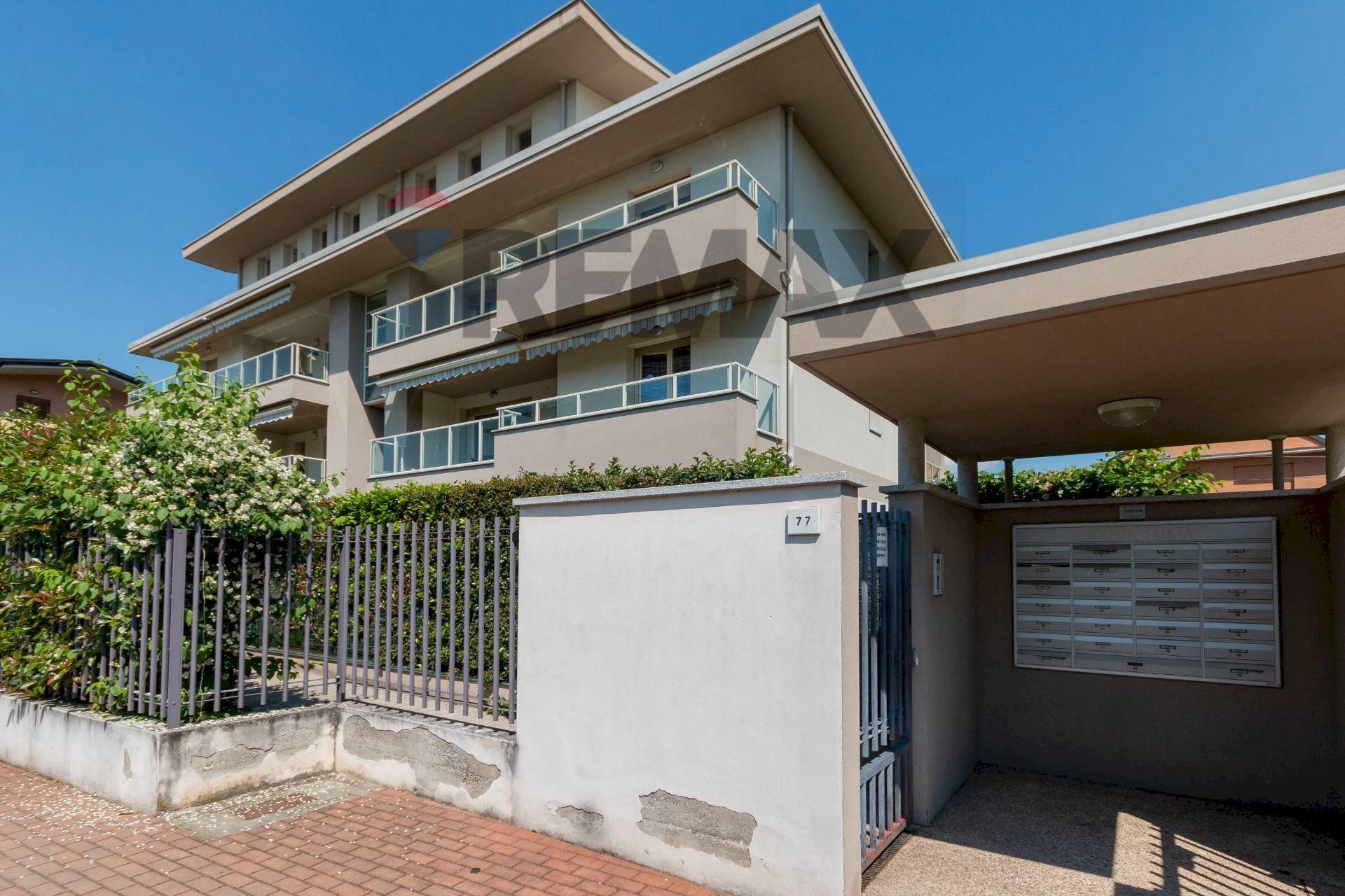 Edificio all\'aperto - Bilocale Via Pola
 
77, Caronno Pertusella - foto 1