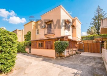 Casa all\'aperto - Semi-detached house Viale Giunone
 
1, Palermo - photo 1