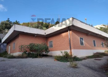 Casa all\'aperto - Capannone Strada Privata - Località Pace
 
snc, Messina - foto 1