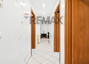 Hall / corridoio - Three-room apartment VIA PEGORARO
 
53, Gallarate - photo 11