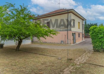 Casa all\'aperto - Villa via foro san martino
 
25, Cassano Magnago - photo 1
