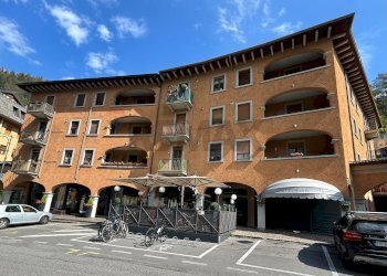 Edificio all\'aperto - Trilocale Piazza Brembana - foto 1