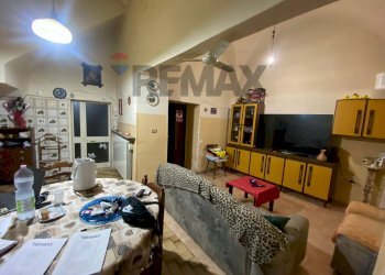 Sala da pranzo - Quadrilocale Via San Francesco D'Assisi
 
10, Latiano - foto 8