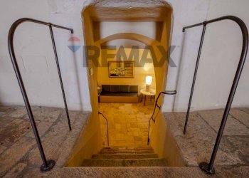 Scale - Stabile - Palazzo Piazza Dei Martiri del 1799
 
42, Acquaviva delle Fonti - foto 14
