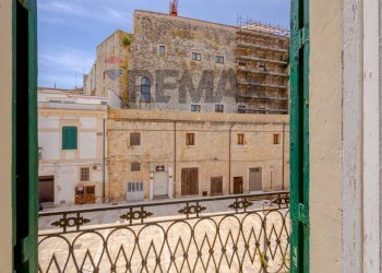 Edificio all\'aperto - Stabile - Palazzo Piazza Dei Martiri del 1799
 
42, Acquaviva delle Fonti - foto 2