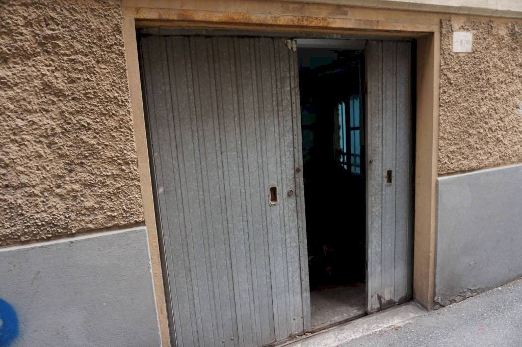 Ingresso - Magazzino via Massimo d'Azeglio, 13r, Genova (zona Sampierdarena) - foto 1