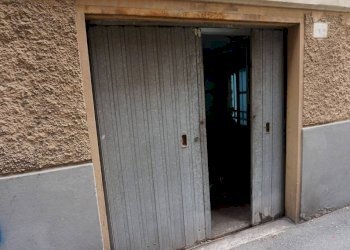 Ingresso - Magazzino via Massimo d'Azeglio, 13r, Genova (zona Sampierdarena) - foto 1