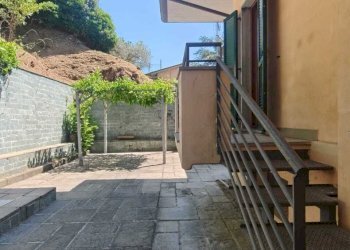 accesso corte - Casa semi indipendente Licciana Nardi - foto 21