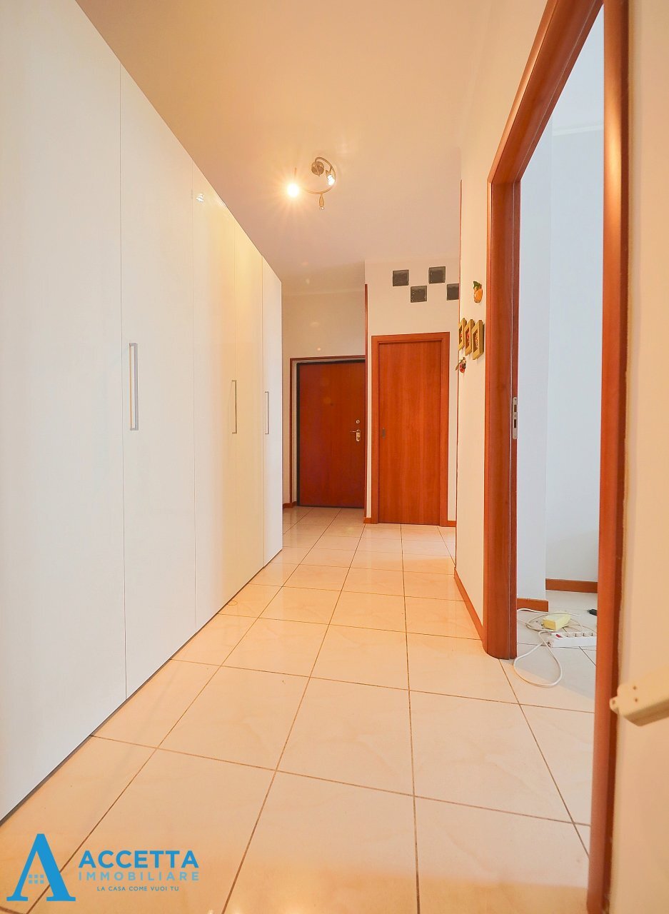 Corridoio - Appartamento Via Diego Peluso 80, Taranto - foto 3
