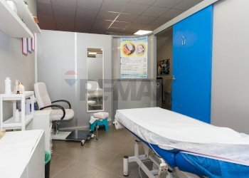 Camera / camera da letto - Attività Commerciale via Antonio Gramsci
 
91/A, Gravina di Catania - foto 18