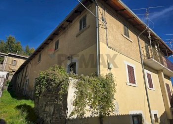 Edificio all\'aperto - Casa semi indipendente vicolo Cieco
 
4-6-8, Montereale - foto 1